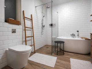 Central, Comfortable & Well Connected - 3