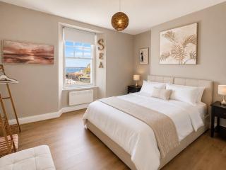 Stylish Harbourfront Apartment with Best Sea Views - 4