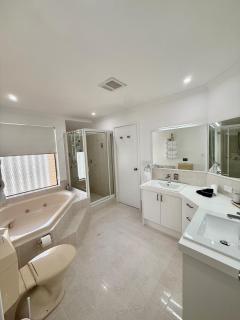 Cosy Coastal Retreat Spa Bath & Beachside - 8