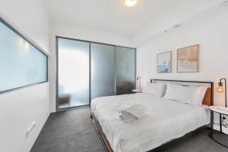 Sunny & Central Apartment Overlooking West End - 2