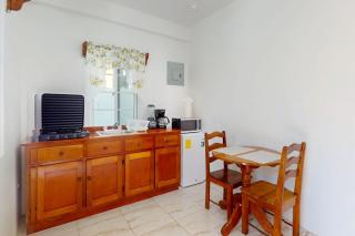 Snug ground-floor haven with comfortable amenities and kitchenette - 0