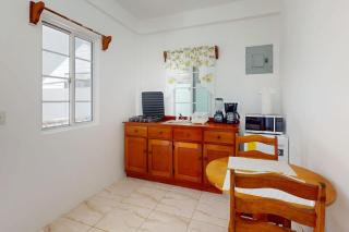 Snug ground-floor haven with comfortable amenities and kitchenette - 7