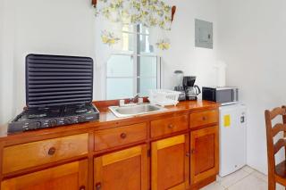 Snug ground-floor haven with comfortable amenities and kitchenette - 6