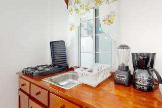 Snug ground-floor haven with comfortable amenities and kitchenette - 5