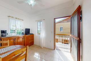 Charming single-level apartment with kitchenette and great location - 3