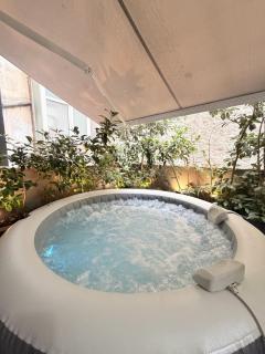 Elysian Hot Tub Suite Piraeus - 8