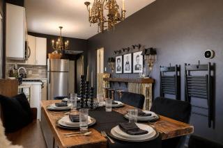 Spacious 7-Bedroom Home in Evanston - Evanston - 1