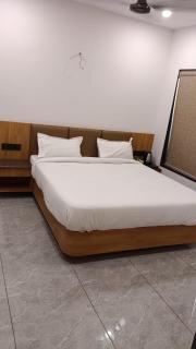 Hotel Dwarkesh - 4