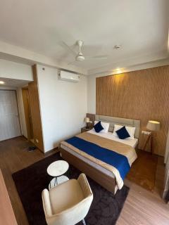 PrimeStays Studio Couples, Work & Travel Ready - 7