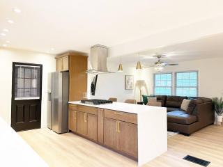 Northside Newly Renovated Stylish 3BR 2BA - 9
