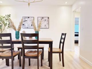 Northside Newly Renovated Stylish 3BR 2BA - 6