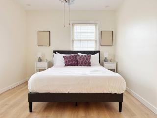 Northside Newly Renovated Stylish 3BR 2BA - 5
