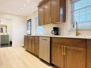 Northside Newly Renovated Stylish 3BR 2BA - 3