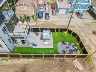 The Shoreline a Luxury Escape with Rooftop & Hot Tub - 2