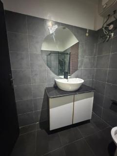 Max Pinnacle Tastefully Furnished one bedroom apartment - 1