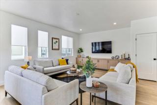 Stylish Pet Friendly Home for Work & Relaxation - 0