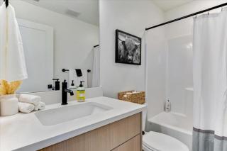 Stylish Pet Friendly Home for Work & Relaxation - 3