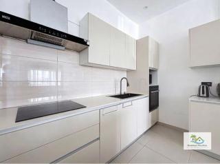 Splendid View Retreat Apt with Pool - 8