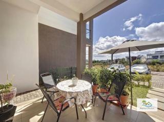 Splendid View Retreat Apt with Pool - 2