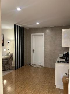 Studio with an outdoor balcony and private entrance - 4