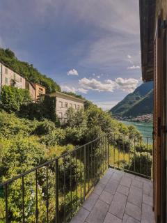 Spacious 4BR Home with Lake View - 9