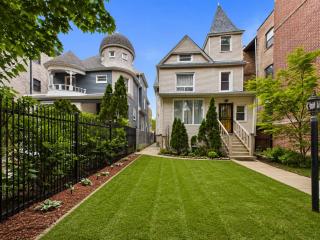 Designer 3BR Near Beach & Obama Center - 6