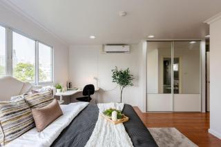 Cozy 2-bedroom condo with AC, WiFi in charming Bangkok - 7