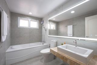 Cozy 2-bedroom condo with AC, WiFi in charming Bangkok - 3