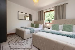 Modern 4 Bedroom Home with Jacuzzi & Driveway Free Parking - 7