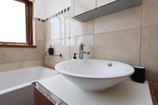 Modern 4 Bedroom Home with Jacuzzi & Driveway Free Parking - 3