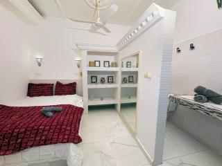 Chambre salon cuisine piscine jacuzzi Saly - 1
