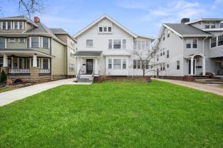 Charming 2BR Lake Erie Retreat Near Gordon Square - 3