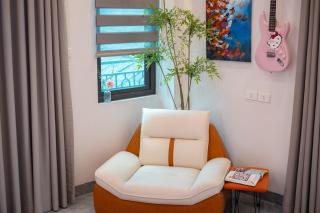 Sunlit Vintage Home, Music, Cozy, Stylish - 4