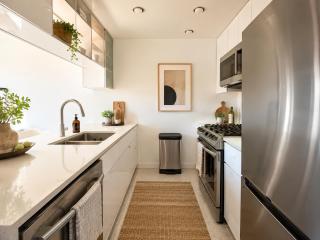 Stunning 2BR Stay in the Heart of Vibrant Yaletown - 3