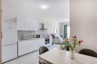 Gzira 2BR Apartment Top Floor Views - 4