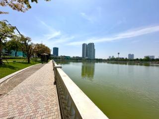 Modern Studio with Panoramic Lake and Skyline Views - 1
