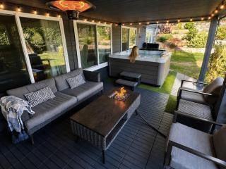 North Van Getaway with 3BR, Hot Tub and Huge Backyard - 7
