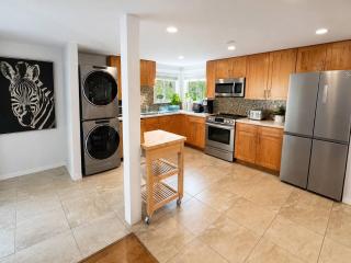 North Van Getaway with 3BR, Hot Tub and Huge Backyard - 4