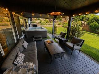 North Van Getaway with 3BR, Hot Tub and Huge Backyard - 6