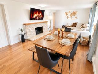 North Van Getaway with 3BR, Hot Tub and Huge Backyard - 2