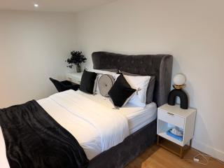 Gatwick LUXURY STUDIO FLAT - 5