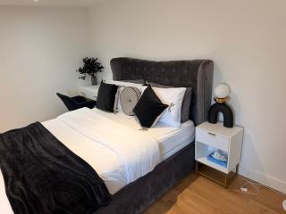 Gatwick LUXURY STUDIO FLAT - 7