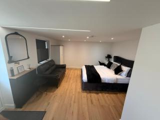 Gatwick LUXURY STUDIO FLAT - 8
