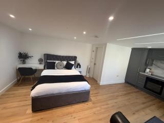 Gatwick LUXURY STUDIO FLAT - 6