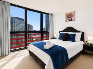 High Rise Harbour Views 2BR Pool Parking & Balcony - 5