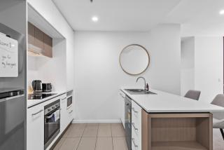 Bright & Spacious 1BR Apt with Balcony & Car Park! - 3