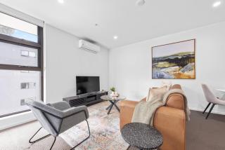 Bright & Spacious 1BR Apt with Balcony & Car Park! - 9