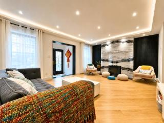 Great location with parking, 10 min to LGA & subway - 0