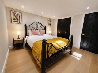 Great location with parking, 10 min to LGA & subway - 8