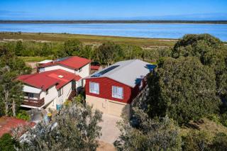 Carlenes Getaway Lake Views, Beach & Games Hub - 9